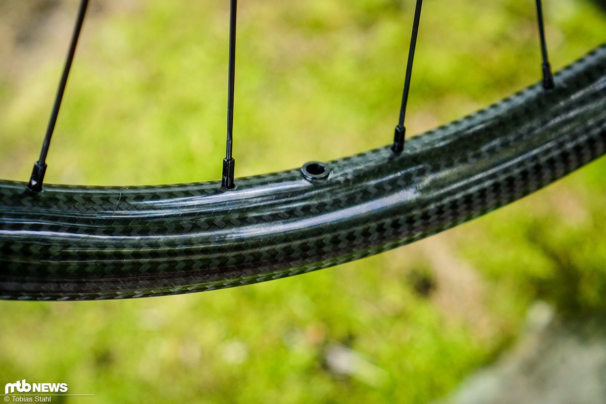 Mcfk liefert die Felge ohne Felgenband aus, bei der tubeless-Montage sollte man wie auch beim Aufbau mit Schlauch auf hinreichend lange Ventile achten Mcfk liefert die Felge ohne Felgenband aus, bei der tubeless-Montage sollte man wie auch beim Aufbau mit Schlauch auf hinreichend lange Ventile achten