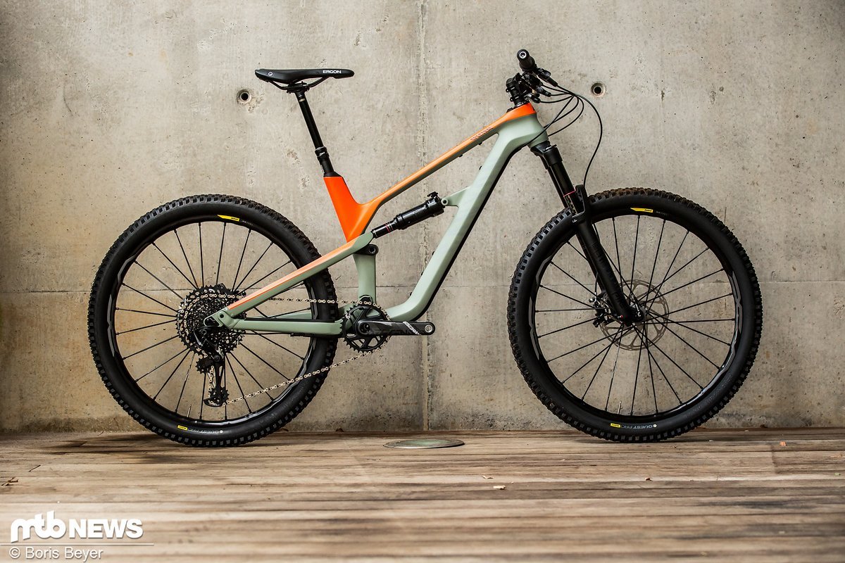 Das Canyon Spectral holt sich wie schon 2016 und 2015 den zweiten Rang. Nachdem das Vorgängermodell bei uns im Test hat den Preis/Leistungs-Tipp abgeräumt hat, kann auch das neue Spectral voll überzeugen Das Canyon Spectral holt sich wie schon 2016 und 2015 den zweiten Rang. Nachdem das Vorgängermodell bei uns im Test hat den Preis/Leistungs-Tipp abgeräumt hat, kann auch das neue Spectral voll überzeugen
