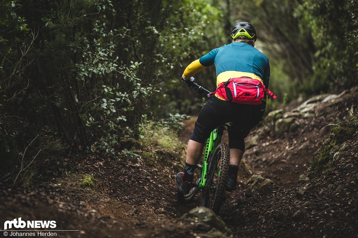 Auf dem Trail merkt man kaum, dass man etwas auf der Hüfte trägt Auf dem Trail merkt man kaum, dass man etwas auf der Hüfte trägt