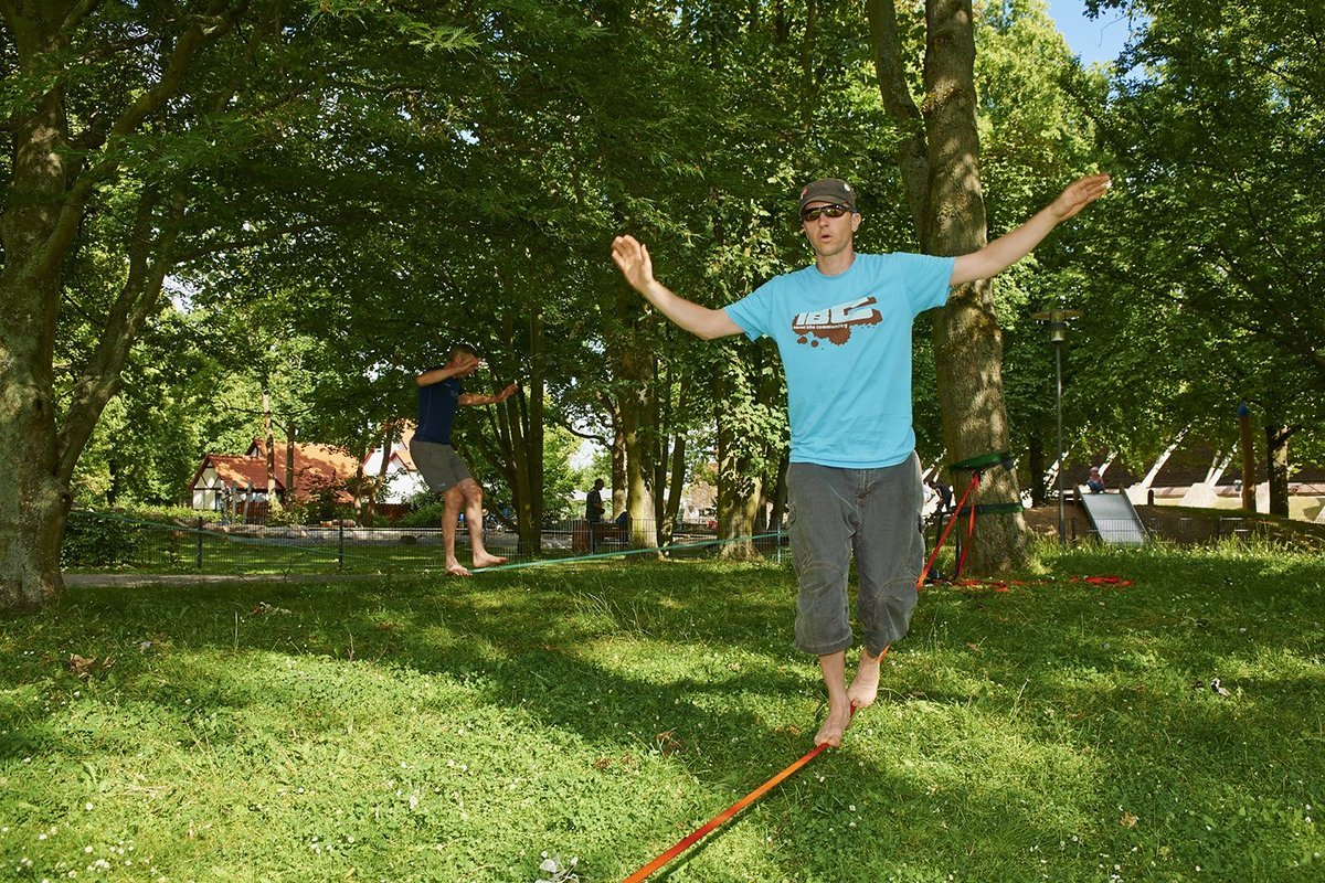 So gelingt der Einstieg ins Slackline-Vergnüngen So gelingt der Einstieg ins Slackline-Vergnüngen