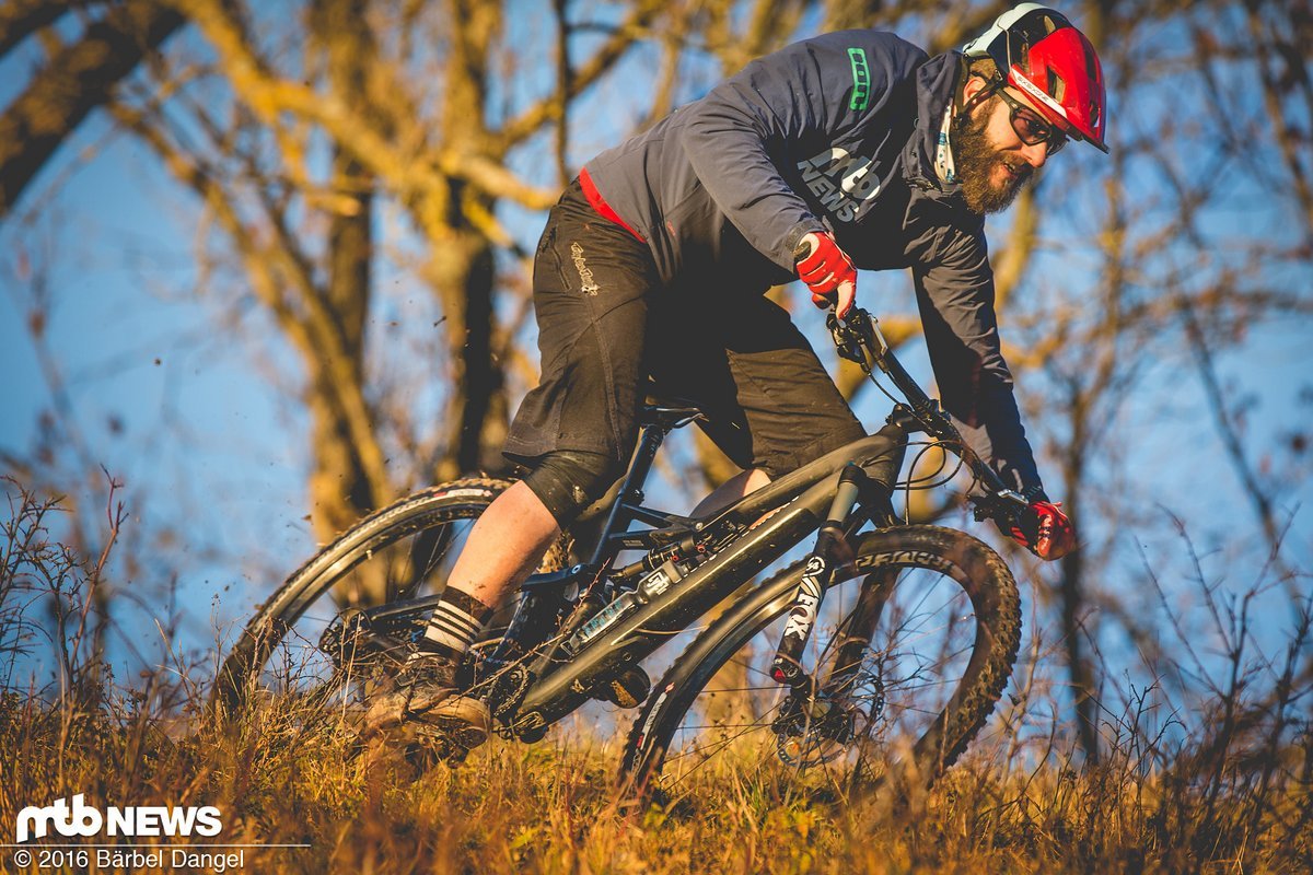 Das Specialized Camber Elite Carbon liegt genau zwischen Epic und Stumpjumper Das Specialized Camber Elite Carbon liegt genau zwischen Epic und Stumpjumper