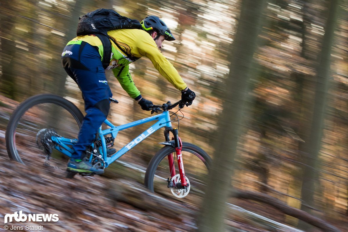 Unser Testbike mit der bekannten Marzocchi Z1 und dem neuen Marzocchi Bomber CR-Dämpfer Unser Testbike mit der bekannten Marzocchi Z1 und dem neuen Marzocchi Bomber CR-Dämpfer