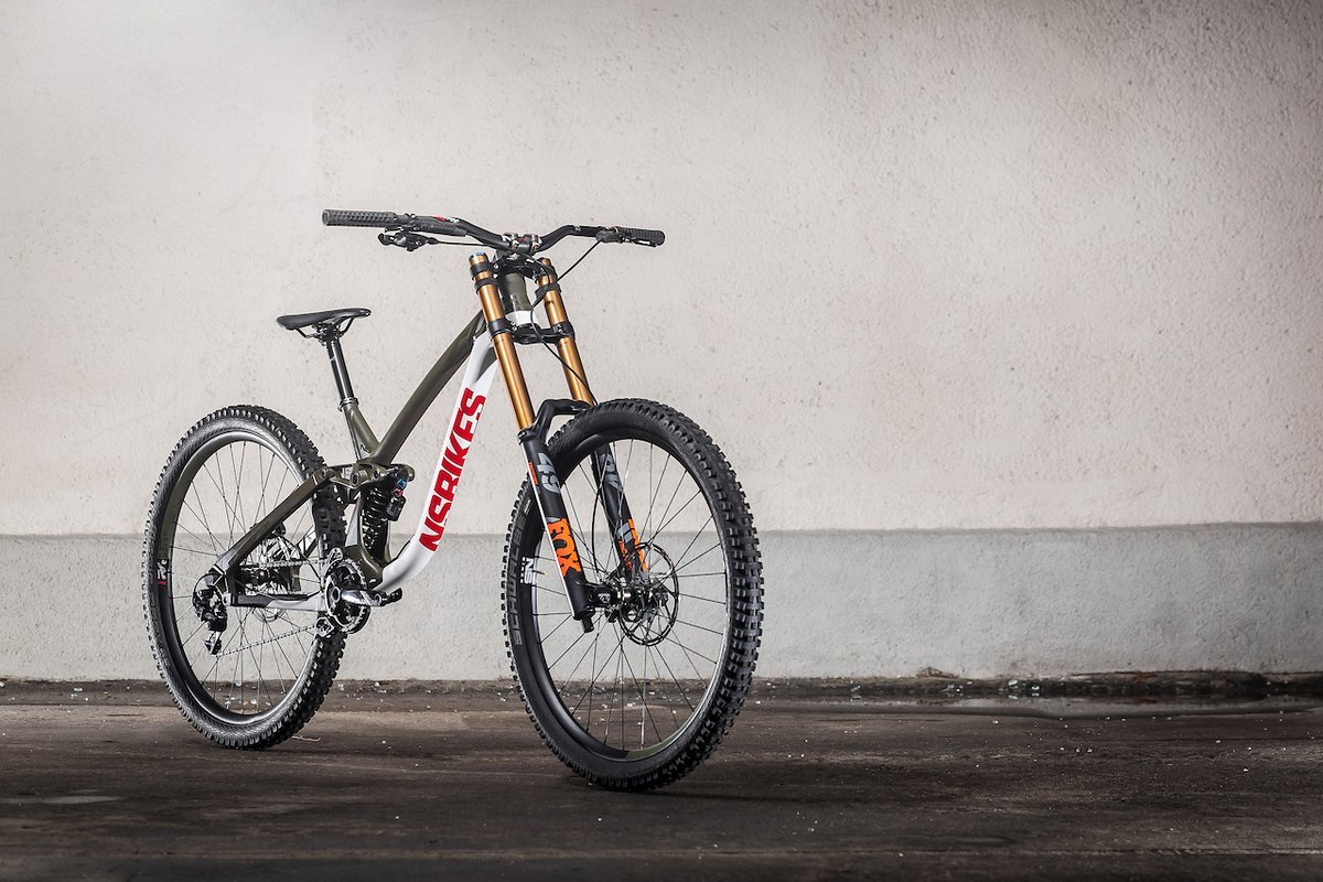 Das NS Bikes Fuzz 29 rollt auf 29"-Laufrädern und verfügt über 200 mm Federweg an der Front und über 190 mm am Heck Das NS Bikes Fuzz 29 rollt auf 29"-Laufrädern und verfügt über 200 mm Federweg an der Front und über 190 mm am Heck