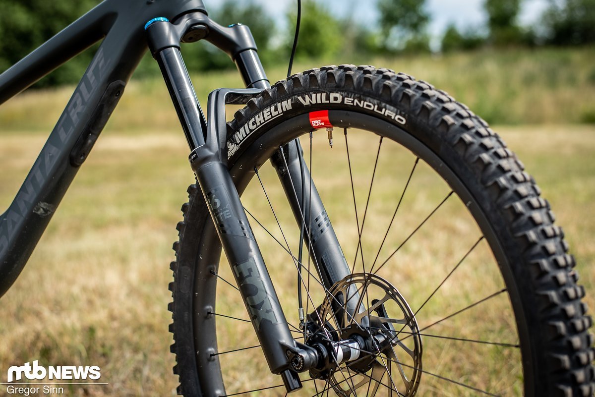 Bei unserem 8.699 € teuren Trans Provence-Racebike werkelte an der Front die bewährte Fox 36 Performance Elite-Federgabel mit 160 mm Federweg. Bei unserem 8.699 € teuren Trans Provence-Racebike werkelte an der Front die bewährte Fox 36 Performance Elite-Federgabel mit 160 mm Federweg.