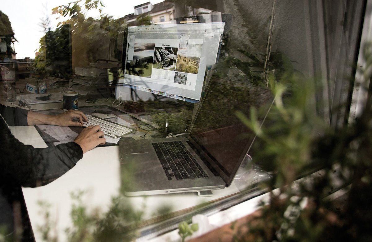 Multitasking – zwei Bildschirme, zahlreiche Notizen und oftmals noch ein Redakteur mit Sonderwünschen an der Strippe. Multitasking – zwei Bildschirme, zahlreiche Notizen und oftmals noch ein Redakteur mit Sonderwünschen an der Strippe.