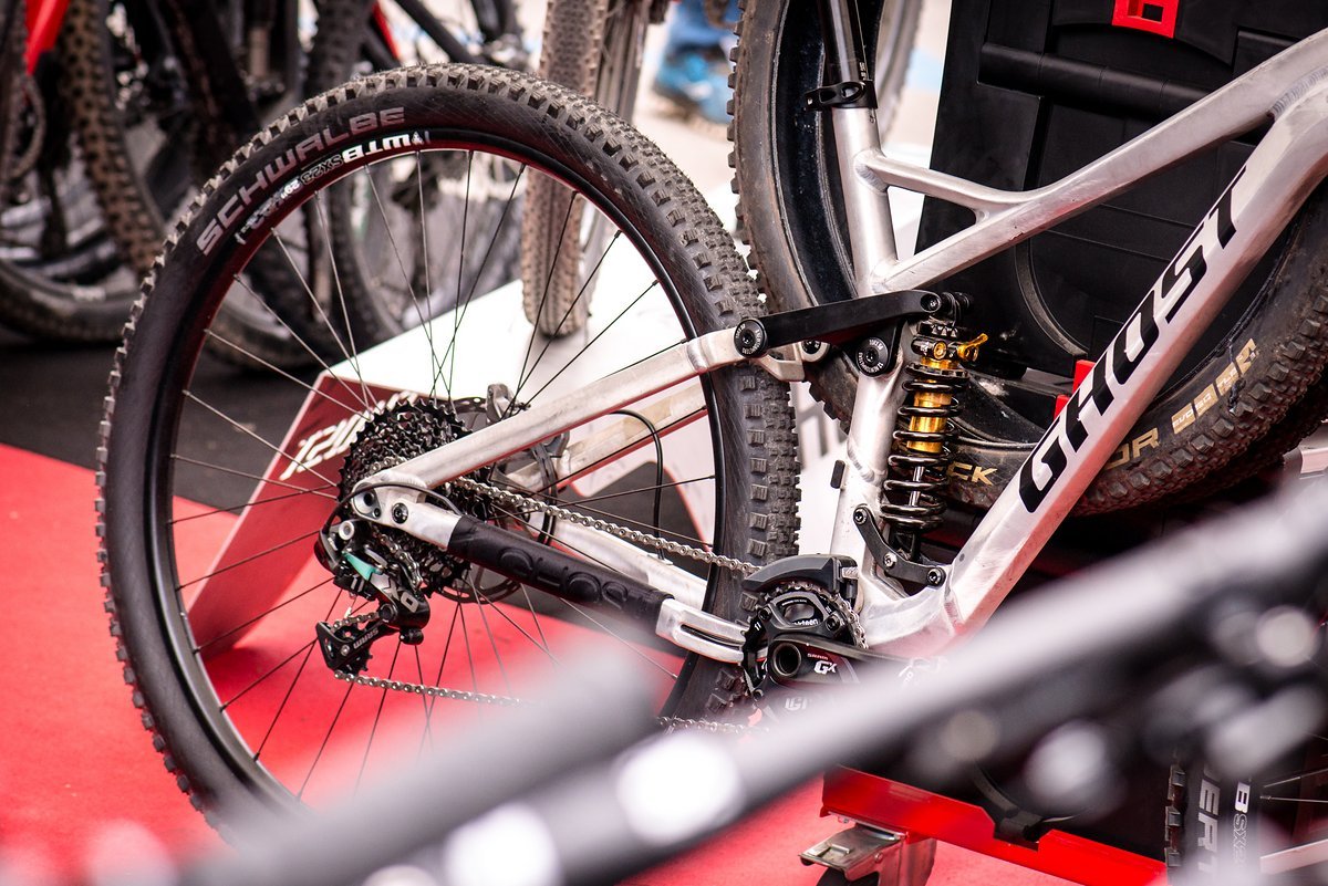 In bester Cane Creek-Manier bietet der am SL AMR X verbaute Stahlfederdämpfer zahlreiche Einstellmöglichkeiten. In bester Cane Creek-Manier bietet der am SL AMR X verbaute Stahlfederdämpfer zahlreiche Einstellmöglichkeiten.