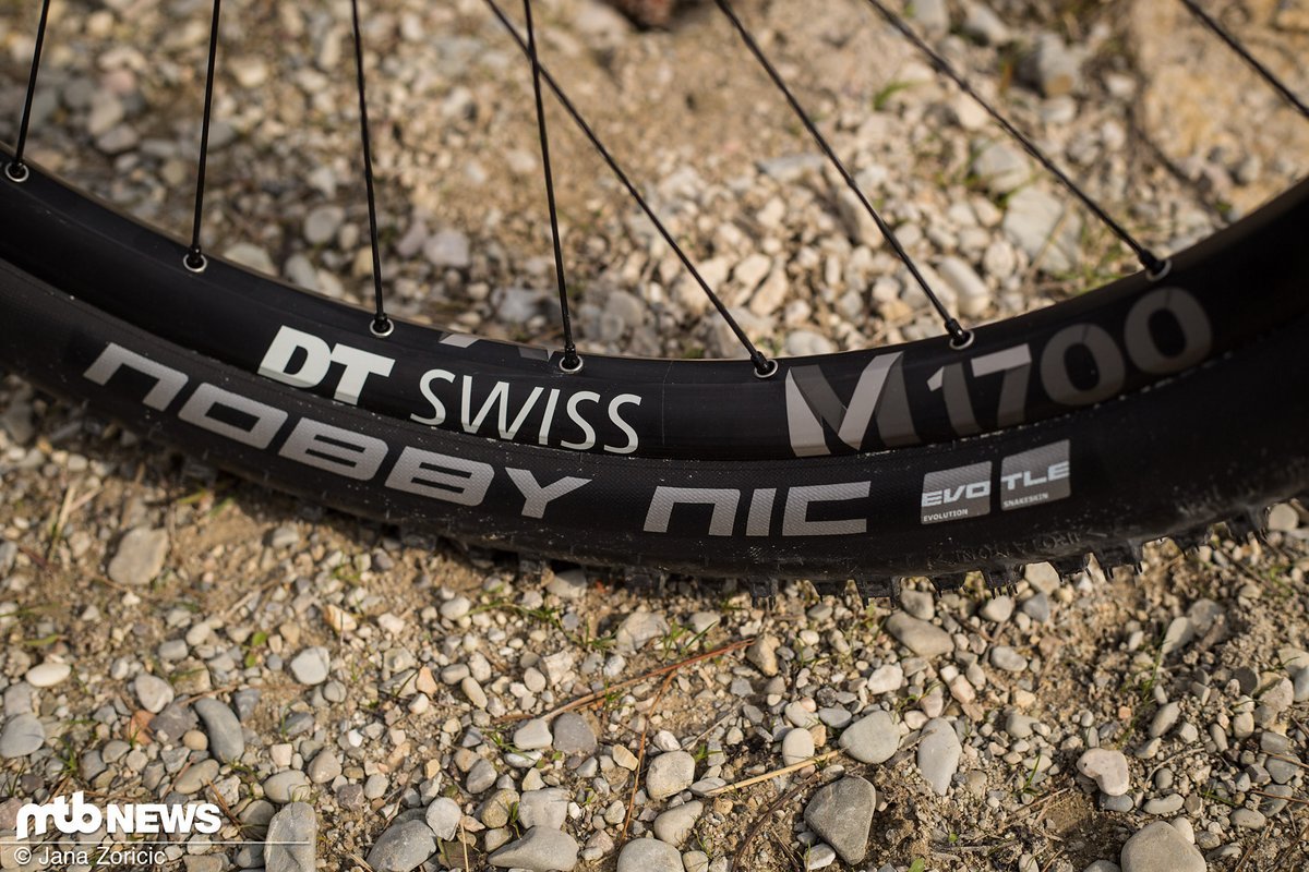 Breite Schwalbe Nobby Nic-Reifen rollen auf DT Swiss M1700 Spline-Laufrädern Breite Schwalbe Nobby Nic-Reifen rollen auf DT Swiss M1700 Spline-Laufrädern