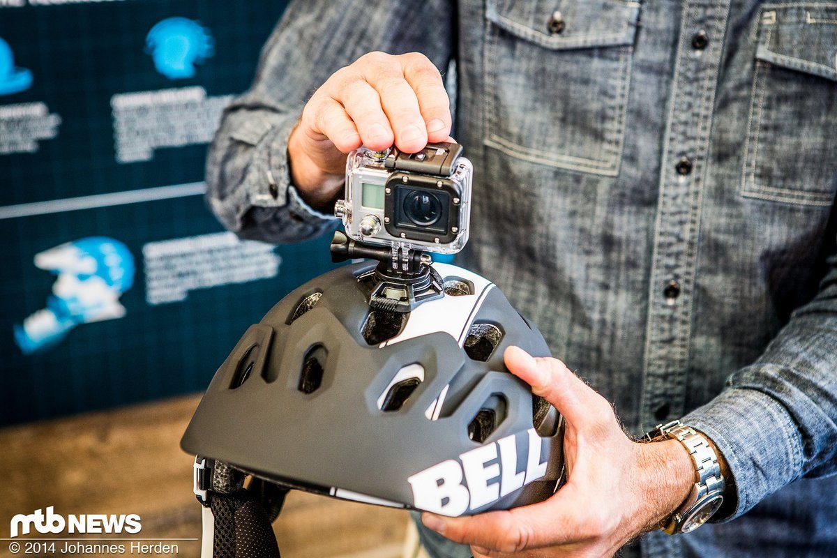 GoPro-Halterung - bei starken Beschleunigungen wie bei einem Sturz löst die Halterung für die GoPro automatisch aus. Die Position ist leicht nach hinten gewandert, so dass das Visier weiter hochgeklappt werden kann. GoPro-Halterung - bei starken Beschleunigungen wie bei einem Sturz löst die Halterung für die GoPro automatisch aus. Die Position ist leicht nach hinten gewandert, so dass das Visier weiter hochgeklappt werden kann.