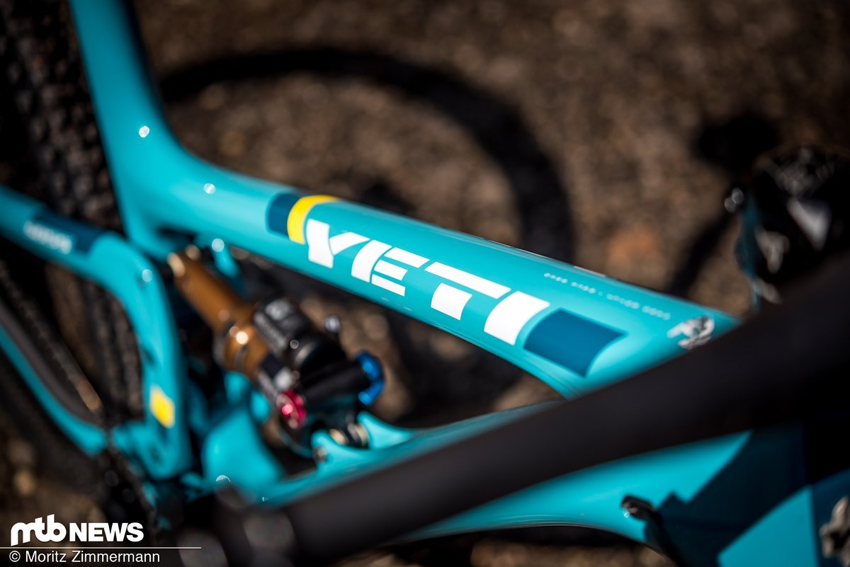 Mit einem Reach von 442 mm in Größe L, einem 66,5° flachen Lenkwinkel und 437 mm langen Kettenstreben hat das Yeti SB5.5 im Vergleich zu manch neuerem Race-29er eine eher konservative Geometrie Mit einem Reach von 442 mm in Größe L, einem 66,5° flachen Lenkwinkel und 437 mm langen Kettenstreben hat das Yeti SB5.5 im Vergleich zu manch neuerem Race-29er eine eher konservative Geometrie
