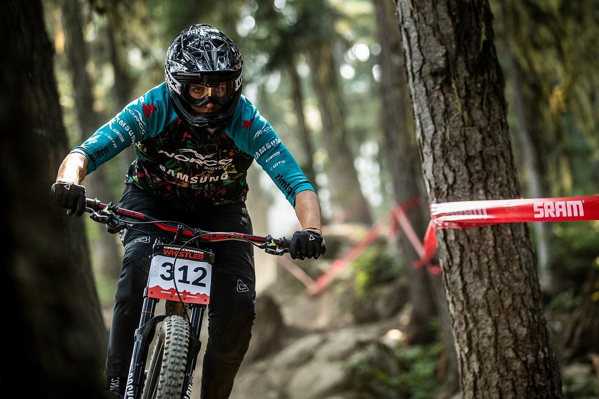 Am Tag nach dem Enduro-Rennen gleich mit dem Training zum Garbanzo DH Rennen zu starten, ist hart. Die Müdigkeit steckt noch ganz gut im Körper. Am Tag nach dem Enduro-Rennen gleich mit dem Training zum Garbanzo DH Rennen zu starten, ist hart. Die Müdigkeit steckt noch ganz gut im Körper.