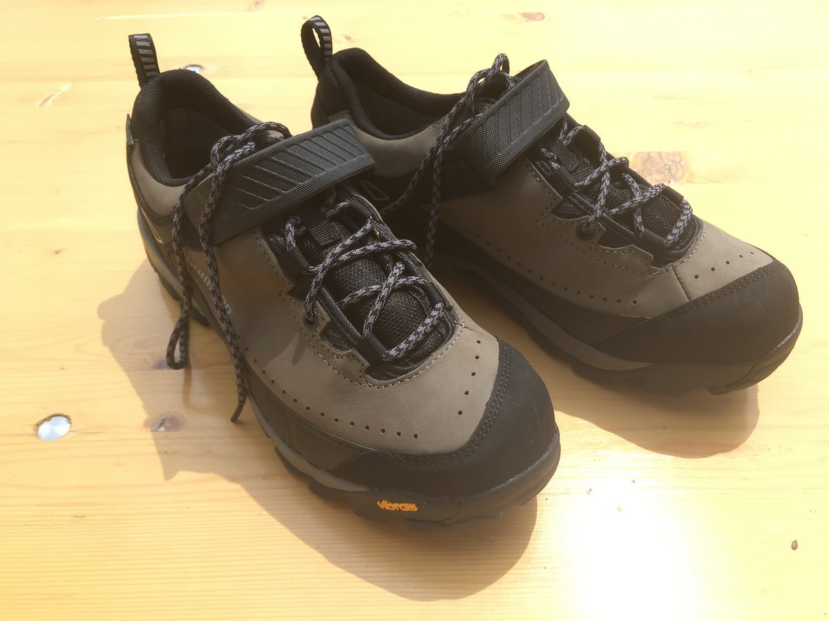 Griffige Vibram Sohle, wasserdichte GoreTex Membran und guter Halt dank Schnürsenkel und Klett Griffige Vibram Sohle, wasserdichte GoreTex Membran und guter Halt dank Schnürsenkel und Klett