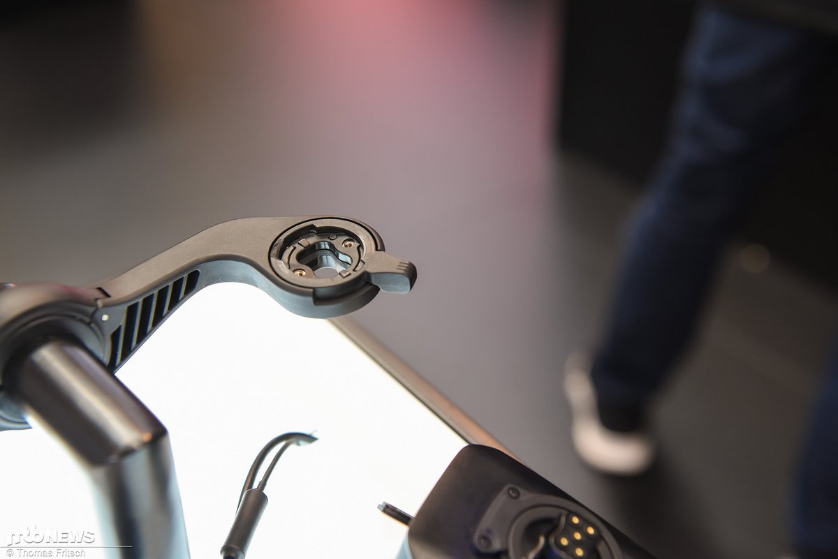 Die neue Radcomputerhalterung erlaubt es von unten den Akku zu befestigen Die neue Radcomputerhalterung erlaubt es von unten den Akku zu befestigen