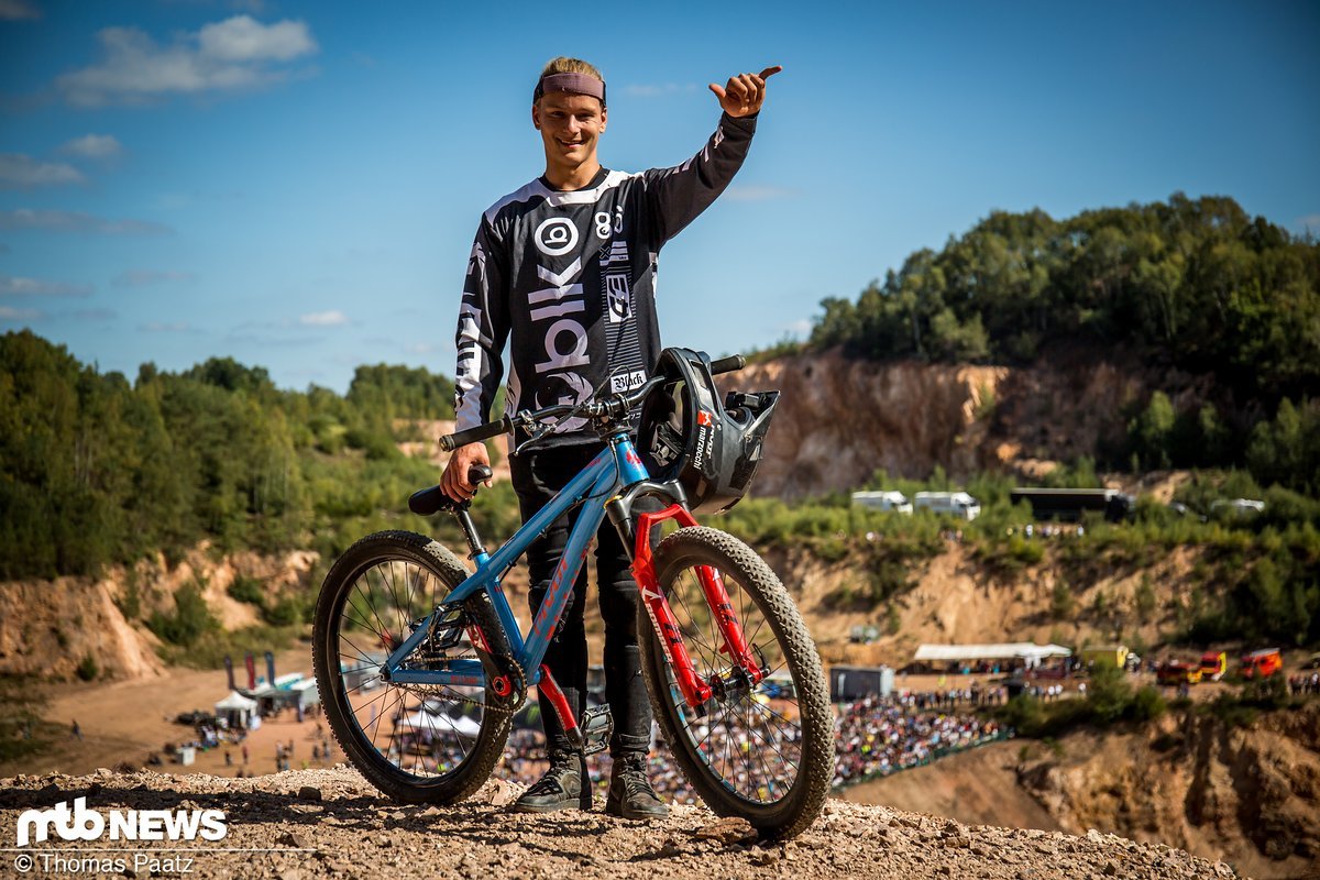 Jonny Kielhorn, seines Zeichens Pivot-Teamfahrer, dürften viele noch von seinen im wahrsten Sinne des Wortes ausschweifenden Whips bei den Dirt Masters kennen Jonny Kielhorn, seines Zeichens Pivot-Teamfahrer, dürften viele noch von seinen im wahrsten Sinne des Wortes ausschweifenden Whips bei den Dirt Masters kennen