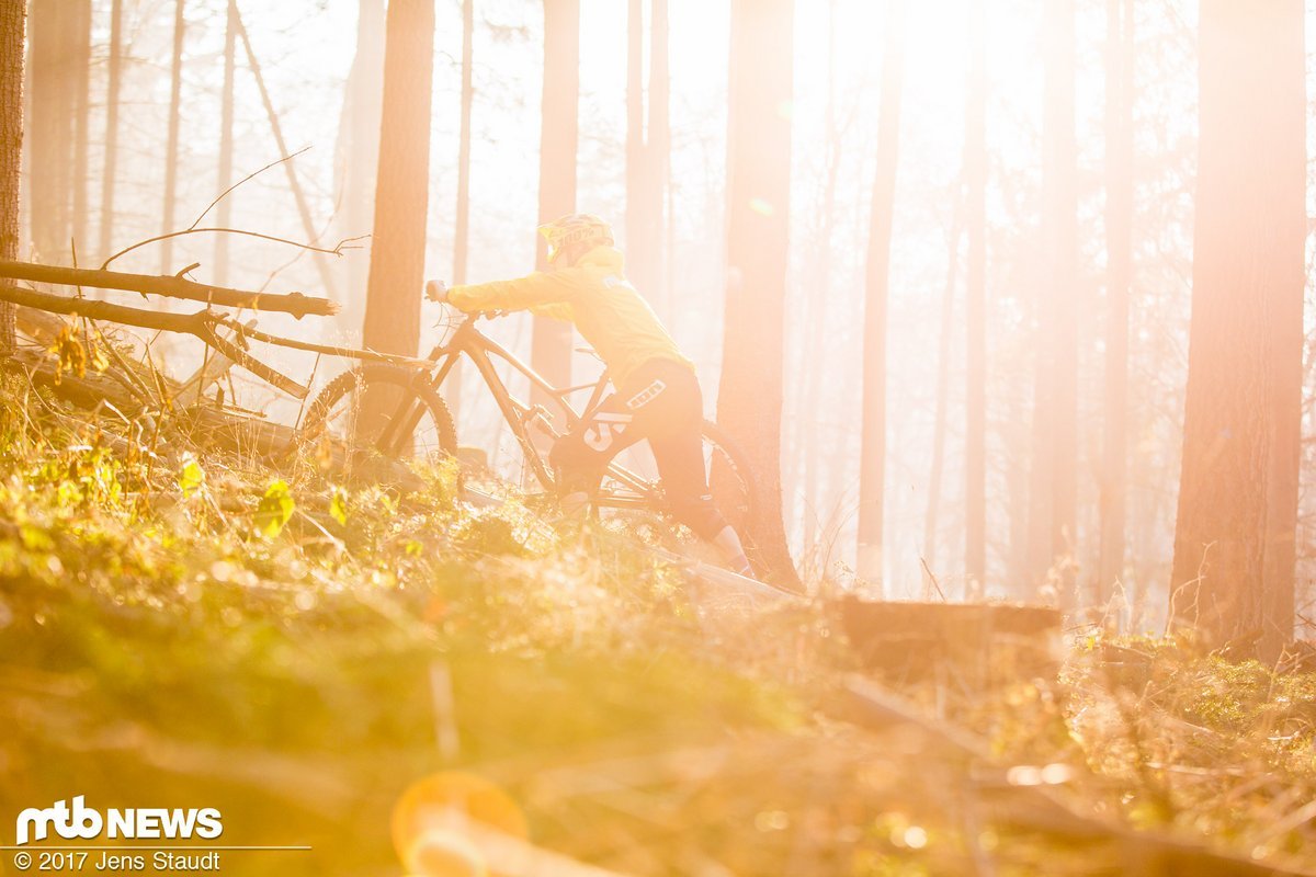 Langhubige 29er lassen die Grenzen zwischen Downhill, Enduro und Trail immer mehr verschwimmen Langhubige 29er lassen die Grenzen zwischen Downhill, Enduro und Trail immer mehr verschwimmen