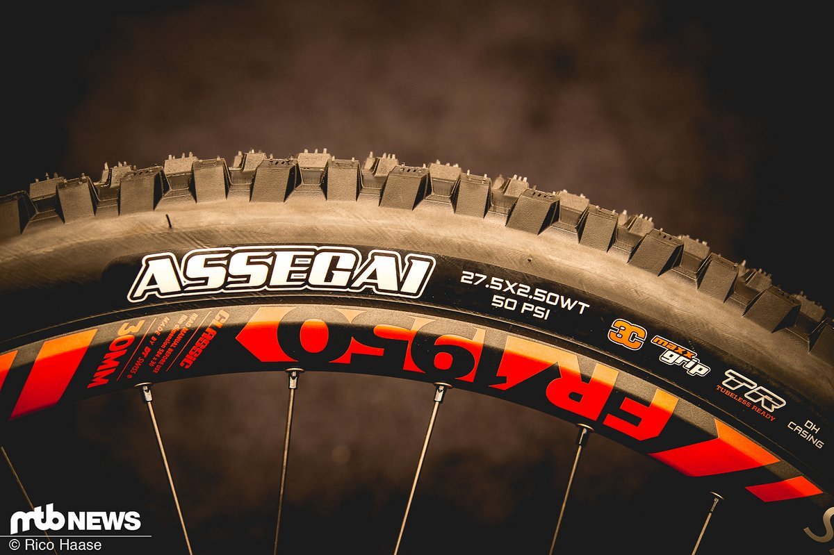 Die Bereifung kommt von Maxxis – in diesem Fall handelt es sich um den von Greg Minnaar mitentwickelten Reifen Assegai Die Bereifung kommt von Maxxis – in diesem Fall handelt es sich um den von Greg Minnaar mitentwickelten Reifen Assegai