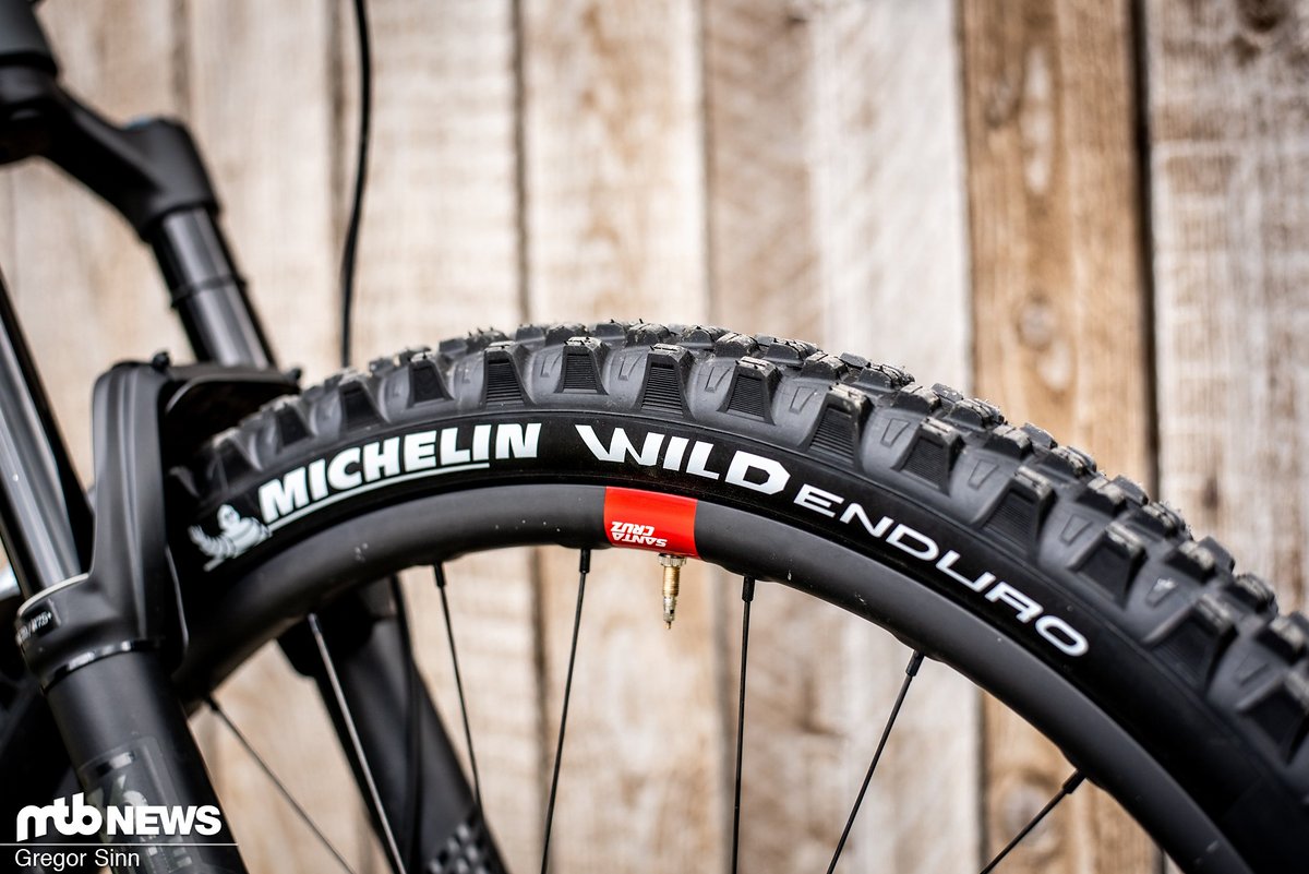 Eigentlich ist das Santa Cruz Megatower mit Maxxis Assegai-Reifen ausgestattet Eigentlich ist das Santa Cruz Megatower mit Maxxis Assegai-Reifen ausgestattet