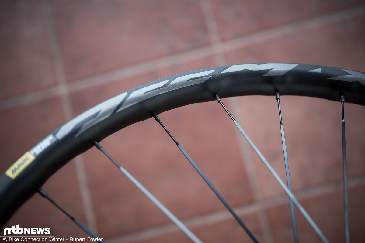 Die Felgen werden nachträglich abgefräst, sodass Material nur an den Stellen zurückbleibt, an denen es wirklich benötigt wird Die Felgen werden nachträglich abgefräst, sodass Material nur an den Stellen zurückbleibt, an denen es wirklich benötigt wird