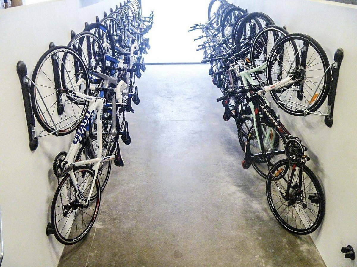 Die Räder können im rechten Winkel zur Wand oder schräg gelagert werden Die Räder können im rechten Winkel zur Wand oder schräg gelagert werden