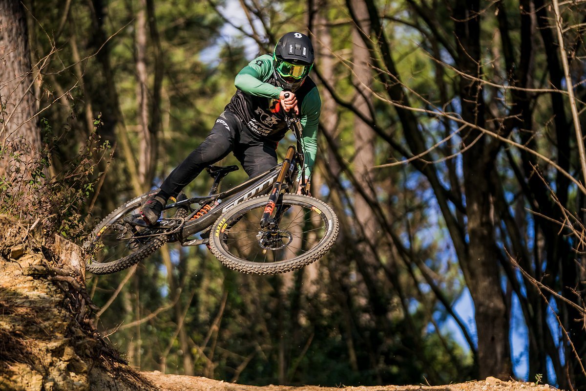 Dean Lucas konnte in seiner Karriere schon mehrere Podium-Platzierungen im Downhill World Cup einfahren und gilt als einer der schnellsten australischen Rennfahrer Dean Lucas konnte in seiner Karriere schon mehrere Podium-Platzierungen im Downhill World Cup einfahren und gilt als einer der schnellsten australischen Rennfahrer