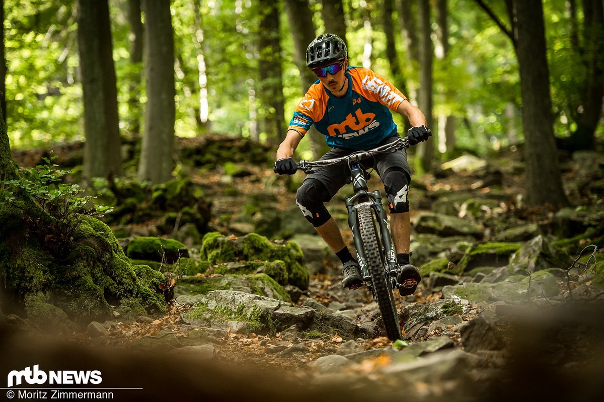 Bergab gibt es am Deviate Guide wenig auszusetzen, das Enduro-Bike mit 160 mm Federweg sorgt für "Downhill-Bike-Feeling" auf den Trails. Bergab gibt es am Deviate Guide wenig auszusetzen, das Enduro-Bike mit 160 mm Federweg sorgt für "Downhill-Bike-Feeling" auf den Trails.