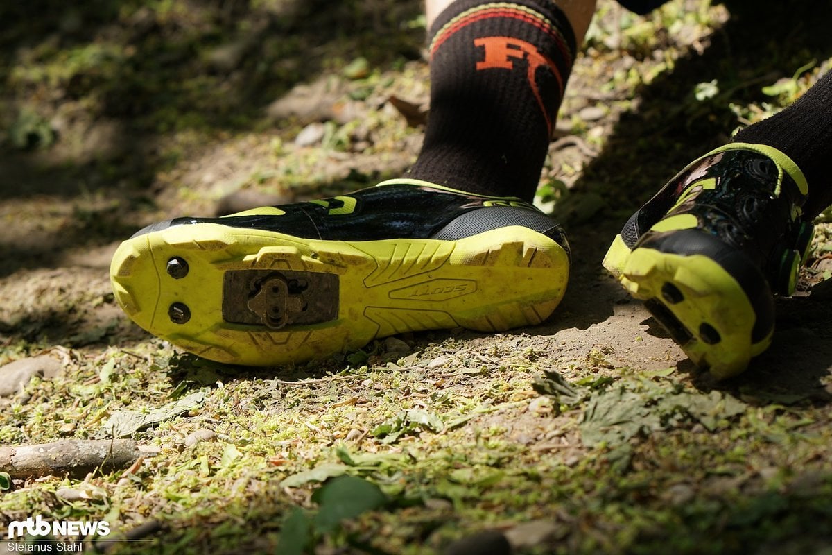 Durch die weiche Gummierung kann man mit dem Scott MTB RC Schuh vergleichsweise gut laufen Durch die weiche Gummierung kann man mit dem Scott MTB RC Schuh vergleichsweise gut laufen