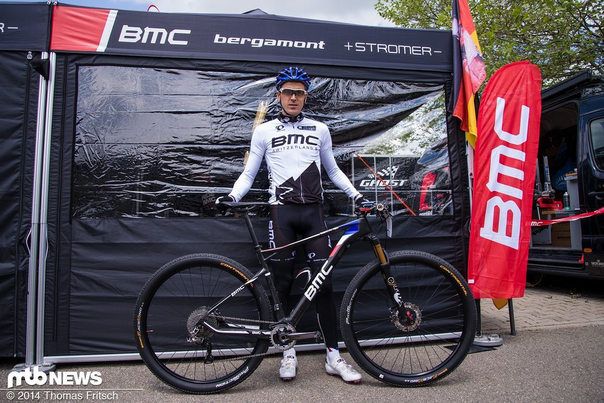 Gesamtführender Julien Absalon mit seinem BMC Teamelite in der Lackierung des französischen Meisters. Gesamtführender Julien Absalon mit seinem BMC Teamelite in der Lackierung des französischen Meisters.
