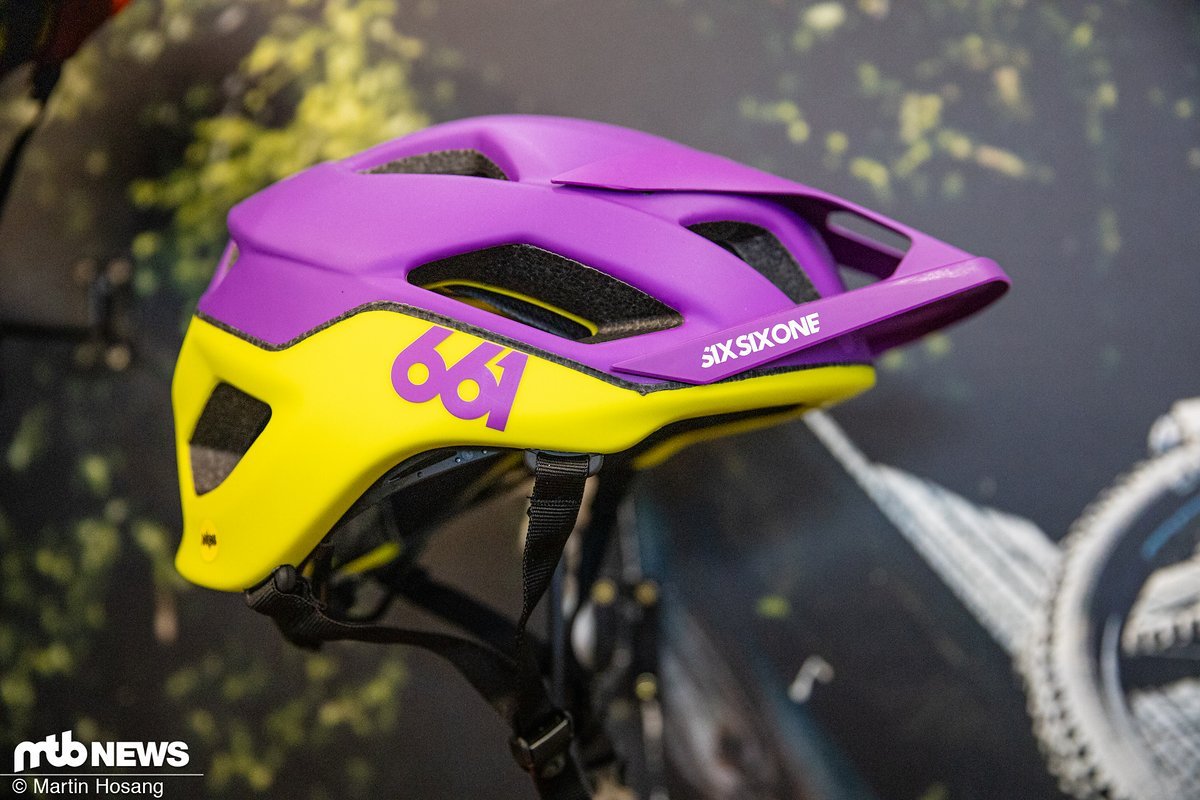 Der SixSixOne Crest-Helm schlägt mit einem Preis von 109 € zu Buche und ist in den Farben Schwarz, Blau, Orange und Gelb-Lila erhältlich. Der SixSixOne Crest-Helm schlägt mit einem Preis von 109 € zu Buche und ist in den Farben Schwarz, Blau, Orange und Gelb-Lila erhältlich.