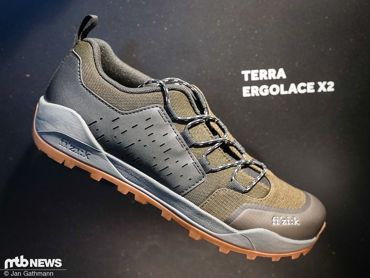 Die fi'zi:k Terra Erggolace X2-Schuhe soll sich vor allem an All-Mountain- und Trailbiker richten, aber auch im Alltag eine gute Figur machen. Die fi'zi:k Terra Erggolace X2-Schuhe soll sich vor allem an All-Mountain- und Trailbiker richten, aber auch im Alltag eine gute Figur machen.