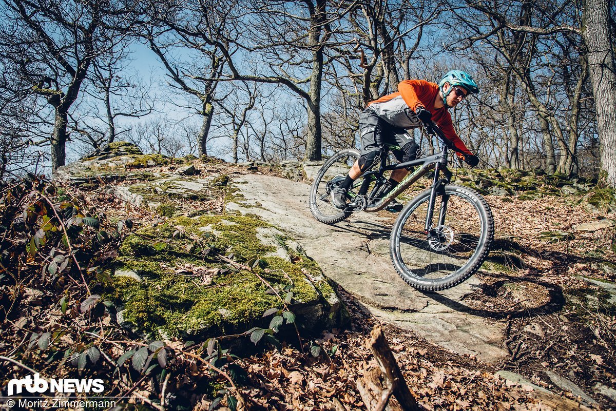 Das Norco Range Carbon 9 bietet 150 mm Federweg am Heck und rollt auf großen 29"-Laufrädern Das Norco Range Carbon 9 bietet 150 mm Federweg am Heck und rollt auf großen 29"-Laufrädern
