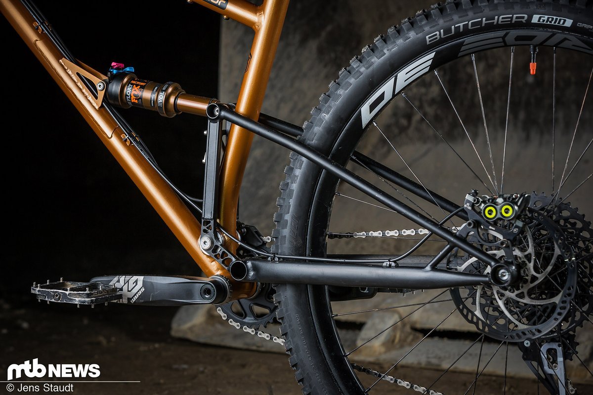 Im Boost 148 mm Hinterbau stecken FunWorks A.30-Laufräder, auf die wir Specialized Butcher Grid-Reifen tubeless montiert haben Im Boost 148 mm Hinterbau stecken FunWorks A.30-Laufräder, auf die wir Specialized Butcher Grid-Reifen tubeless montiert haben