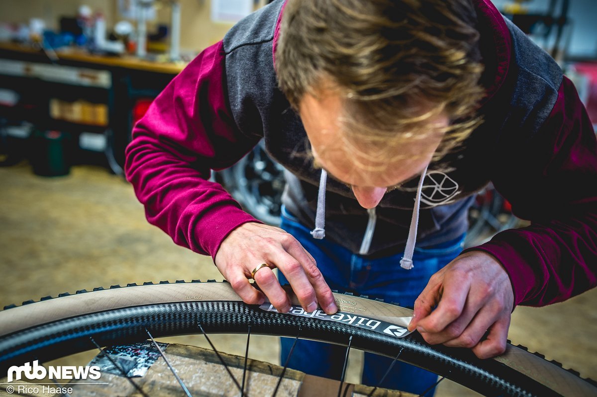Beide Räder rollen auf den Carbonlaufrädern "THEwheels XC-28" Beide Räder rollen auf den Carbonlaufrädern "THEwheels XC-28"