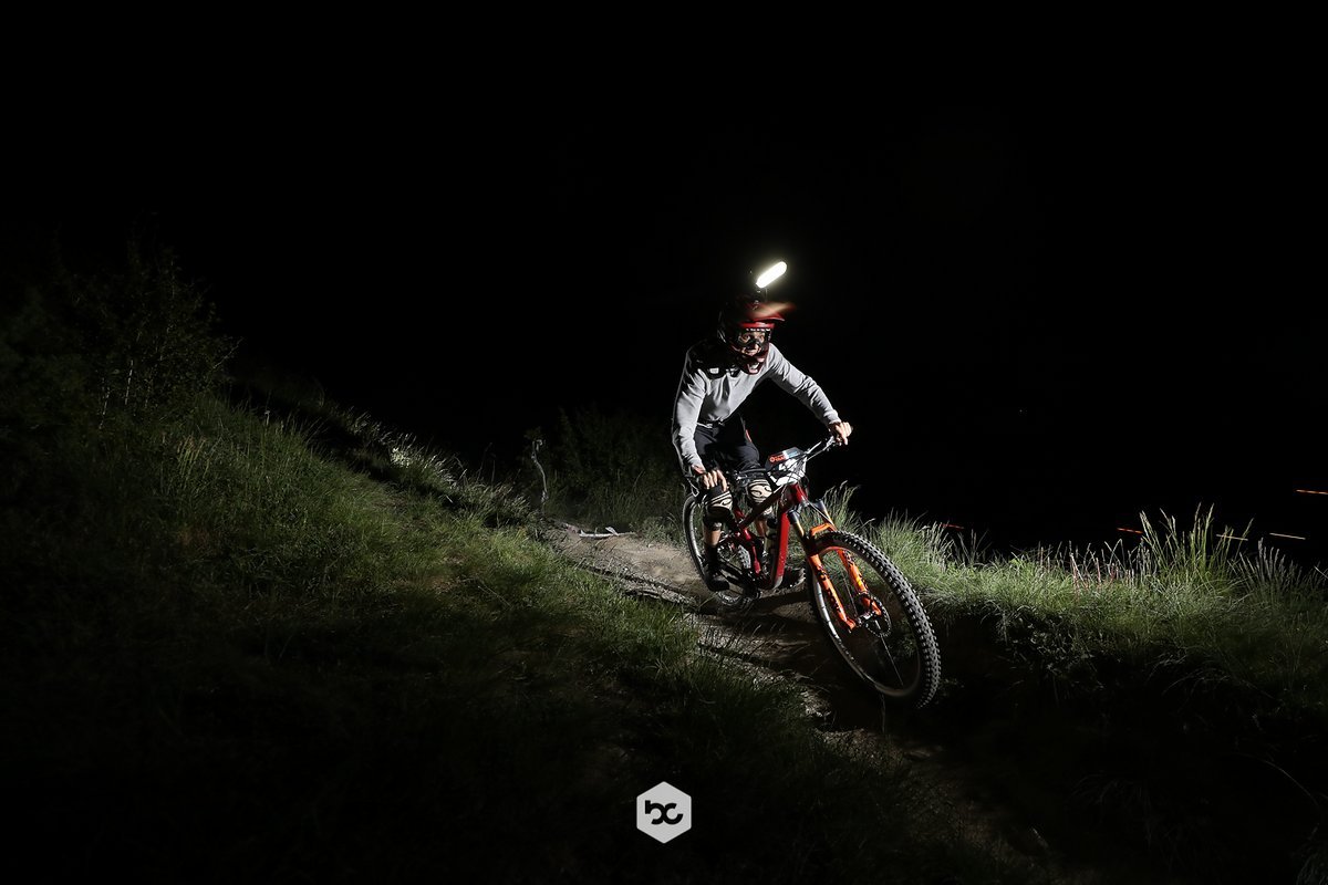 Nightride-Verweigerer auf Abwegen – nicht schnell, dafür Zahnstocher eingespannt, um die Augen offen zu halten Nightride-Verweigerer auf Abwegen – nicht schnell, dafür Zahnstocher eingespannt, um die Augen offen zu halten