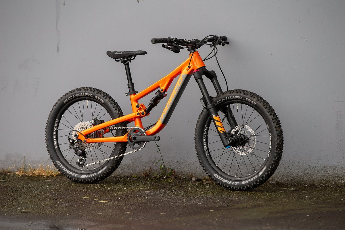 Das Norco Fluid FS Youth kommt wahlweise mit 20"- oder 24"-Laufrädern und soll dank einer modernen Geometrie und einem gut abgestimmten Hinterbau für jede Menge Fahrspaß sorgen Das Norco Fluid FS Youth kommt wahlweise mit 20"- oder 24"-Laufrädern und soll dank einer modernen Geometrie und einem gut abgestimmten Hinterbau für jede Menge Fahrspaß sorgen