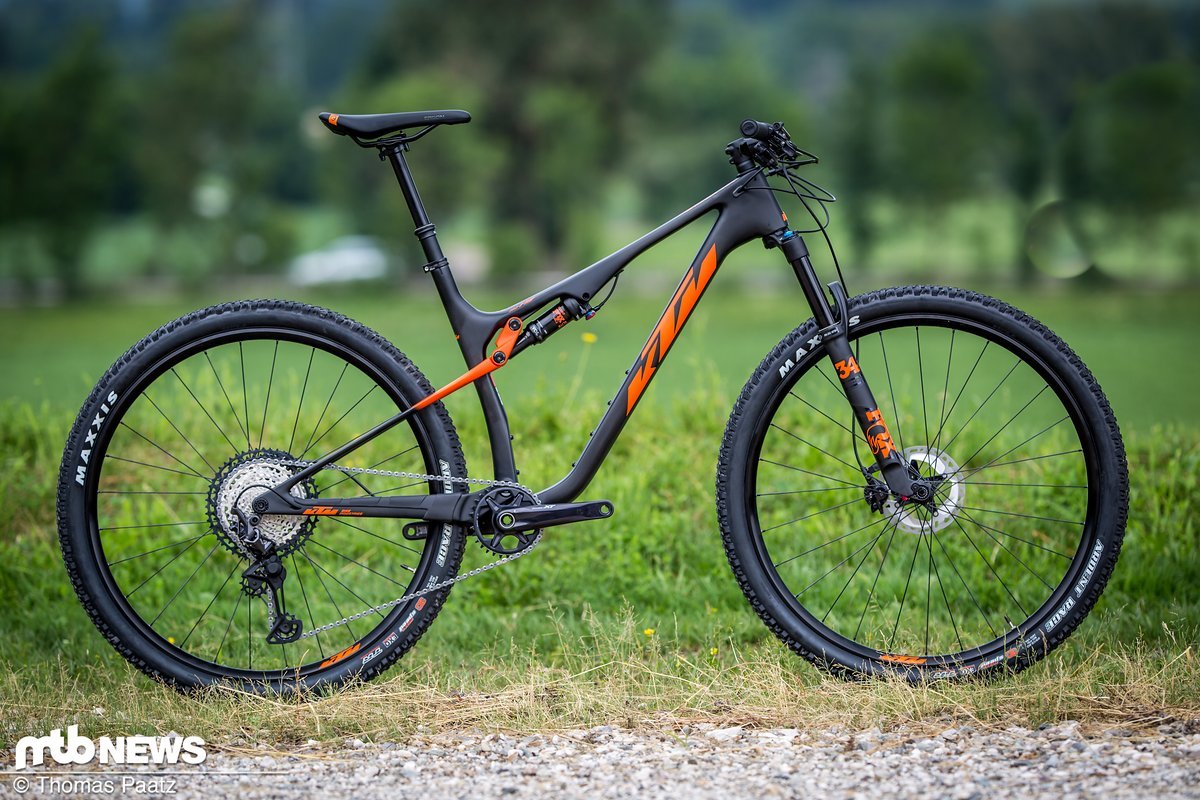 Das KTM Scarp MT richtet sich vor allem an Marathon-Fahrer und kommt mit 120 mm Federweg an der Front sowie 115 mm am Heck. Das KTM Scarp MT richtet sich vor allem an Marathon-Fahrer und kommt mit 120 mm Federweg an der Front sowie 115 mm am Heck.