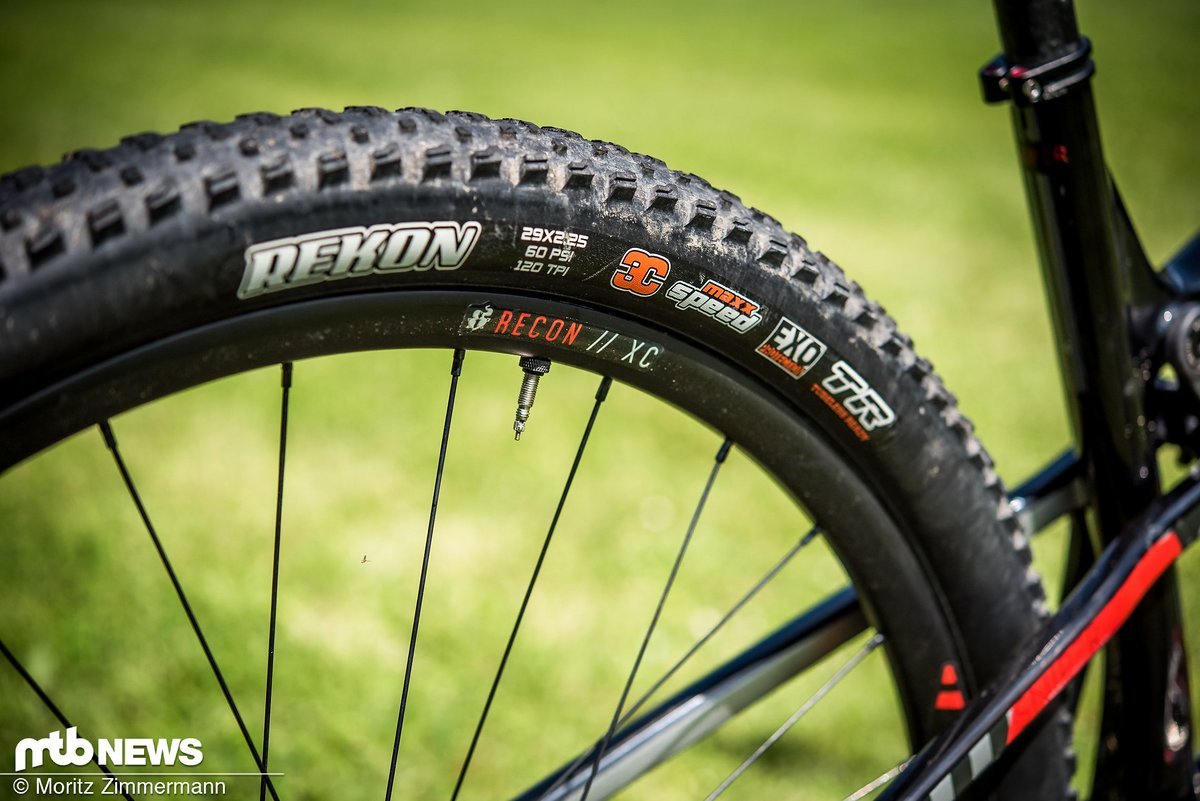 Auch an den Felgen setzt Intense auf hauseigene Produkte: Die Recon XC-Felgen aus Carbon haben einen guten Eindruck hinterlassen Auch an den Felgen setzt Intense auf hauseigene Produkte: Die Recon XC-Felgen aus Carbon haben einen guten Eindruck hinterlassen