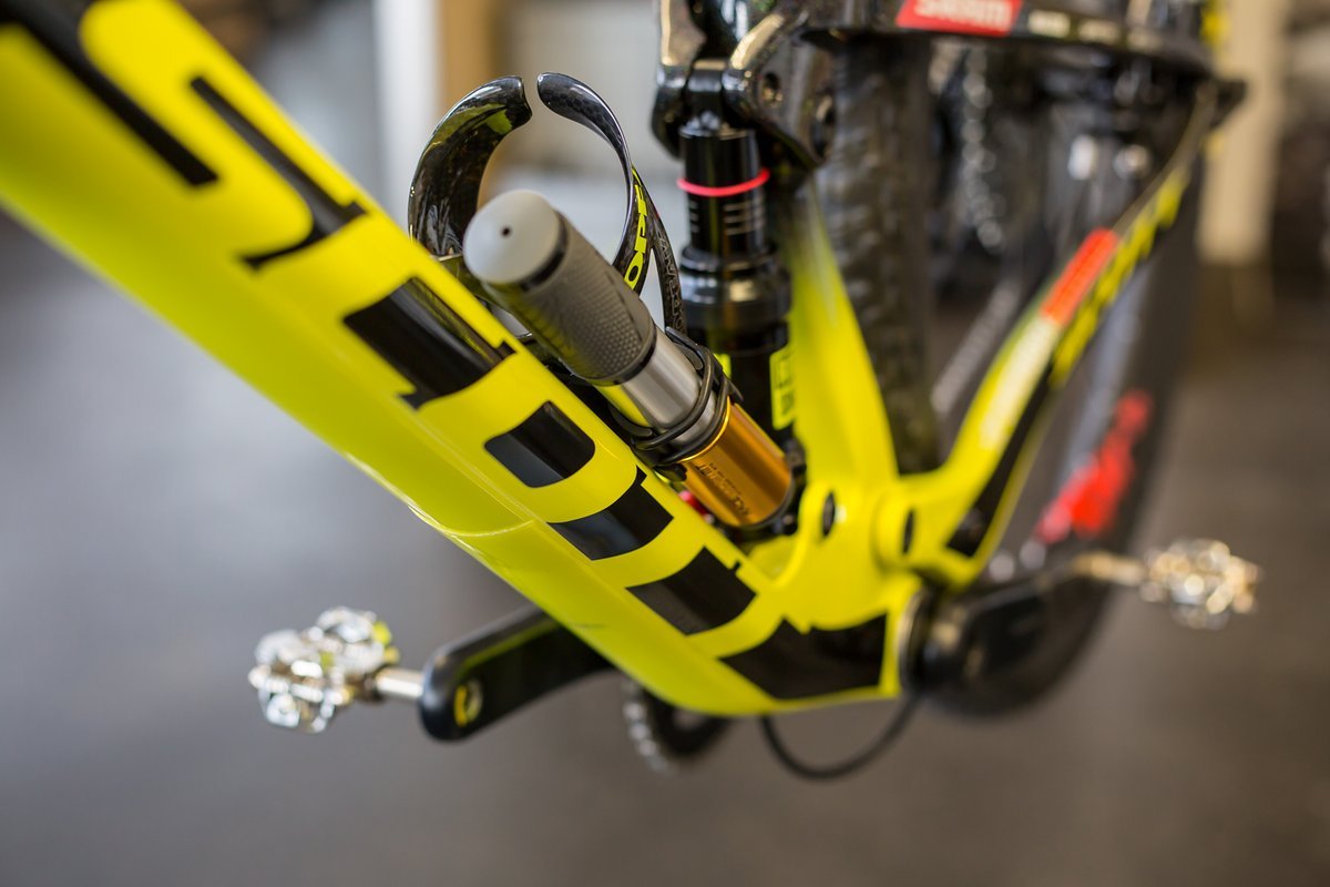 Für den Fall der Fälle hat Schurter auch eine Minipumpe an deinem Bike angebracht. Nichtdestotrotz nimmt er natürlich auch etlich CO2-Kartuschen mit auf jede Etappe. Für den Fall der Fälle hat Schurter auch eine Minipumpe an deinem Bike angebracht. Nichtdestotrotz nimmt er natürlich auch etlich CO2-Kartuschen mit auf jede Etappe.
