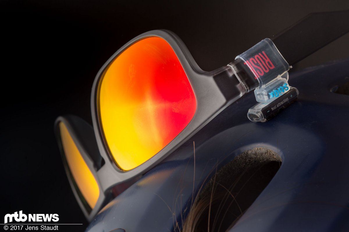 Aufgeräumt: am Helm zieht bei schwierigem Wetter mehr Wind an der Brille vorbei, dafür wird sie nass. Aufgeräumt: am Helm zieht bei schwierigem Wetter mehr Wind an der Brille vorbei, dafür wird sie nass.