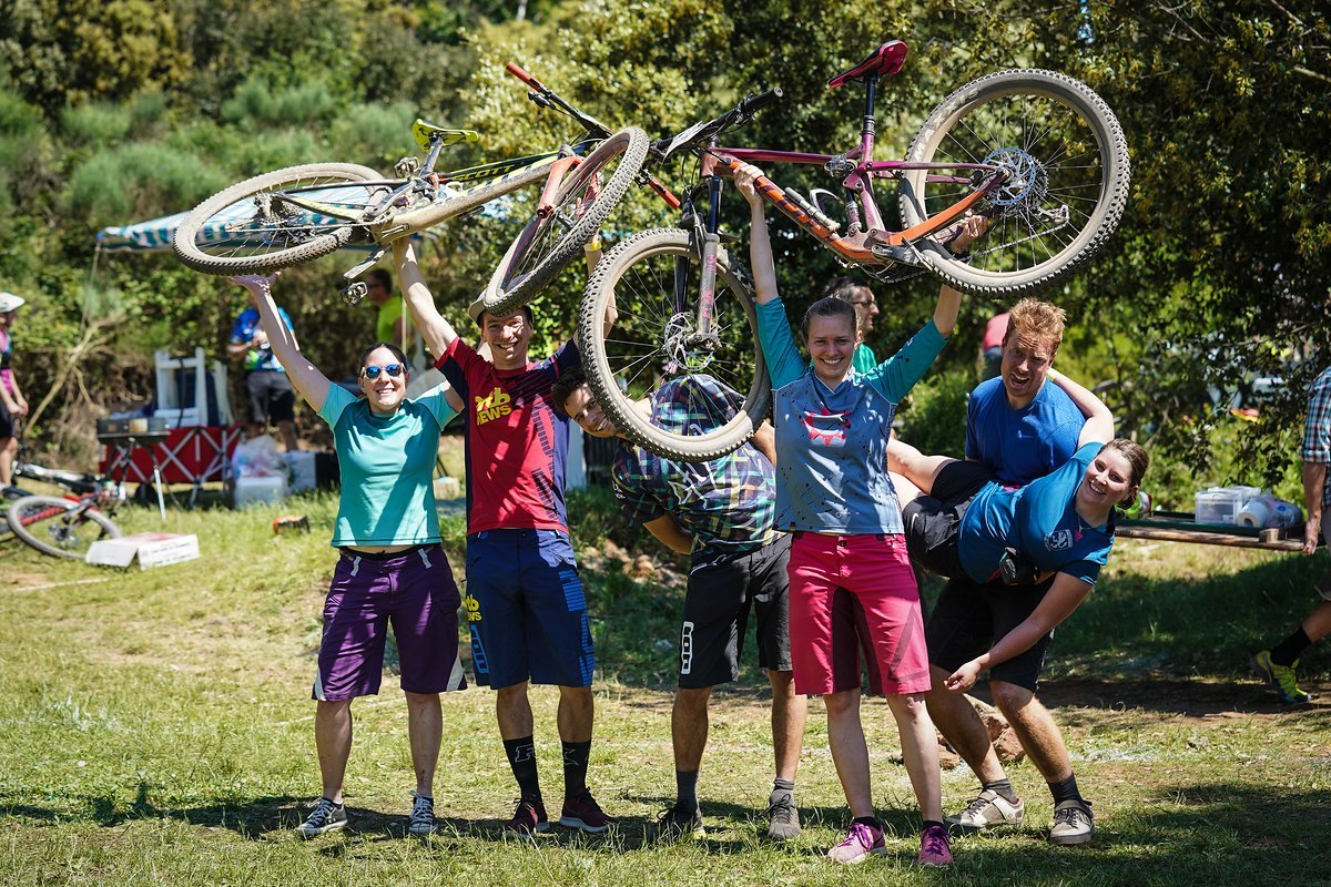 Beste Laune bei Team und Betreuern bei den 24h von Finale Ligure Beste Laune bei Team und Betreuern bei den 24h von Finale Ligure