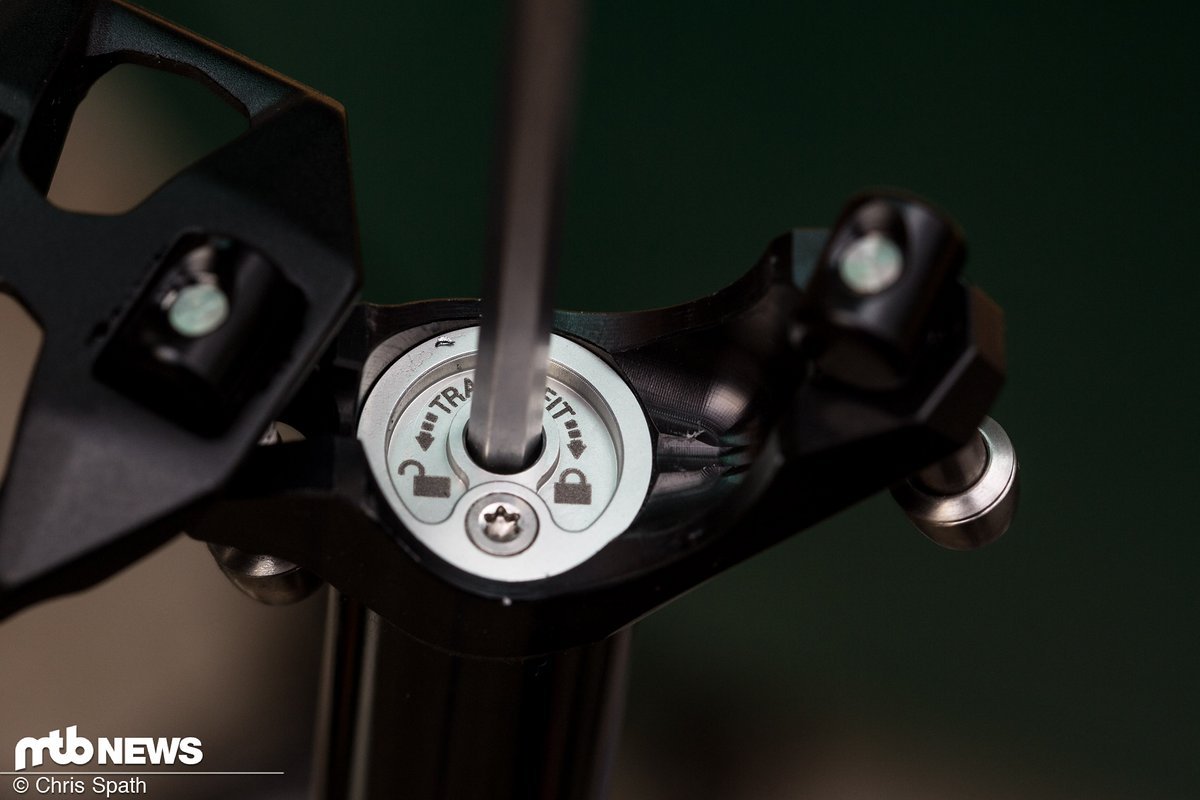 5 mm-Innensechskant rein, auf „unlock“ drehen, Lenkerfernbedienung drücken und auf den gewünschten Hub absenken 5 mm-Innensechskant rein, auf „unlock“ drehen, Lenkerfernbedienung drücken und auf den gewünschten Hub absenken