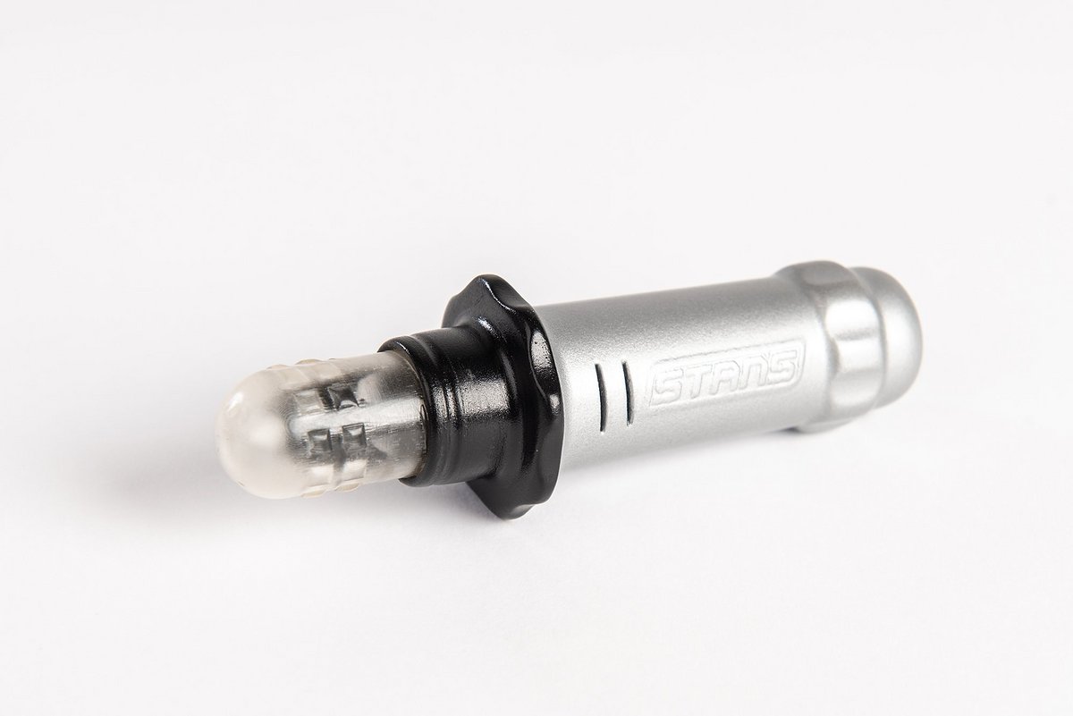 Das Stan's NoTubes Dart Tool soll Löcher ab einer Größe von 5 mm sicher und schnell verschließen Das Stan's NoTubes Dart Tool soll Löcher ab einer Größe von 5 mm sicher und schnell verschließen