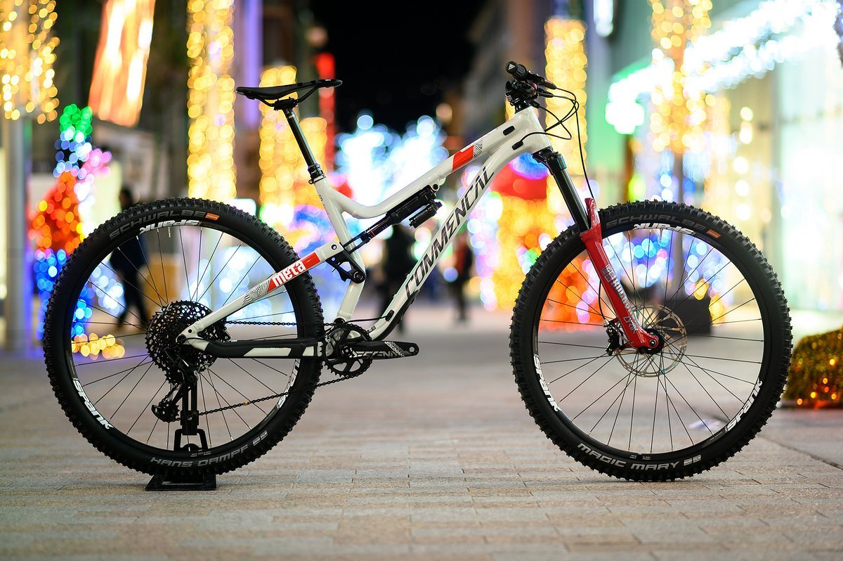 Das neue Commençal Meta AM 29 SRAM Edition kommt in schickem Weiß-Rot daher und wurde mit einer ordentlichen Portion SRAM-Parts bestückt Das neue Commençal Meta AM 29 SRAM Edition kommt in schickem Weiß-Rot daher und wurde mit einer ordentlichen Portion SRAM-Parts bestückt