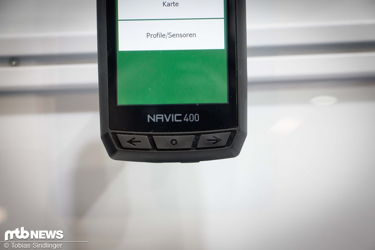 Das Display des Navic 400 kann sowohl mit Knöpfen unterhalb des Displays als auch mit dem Touchpad auf dem Display bedient werden Das Display des Navic 400 kann sowohl mit Knöpfen unterhalb des Displays als auch mit dem Touchpad auf dem Display bedient werden