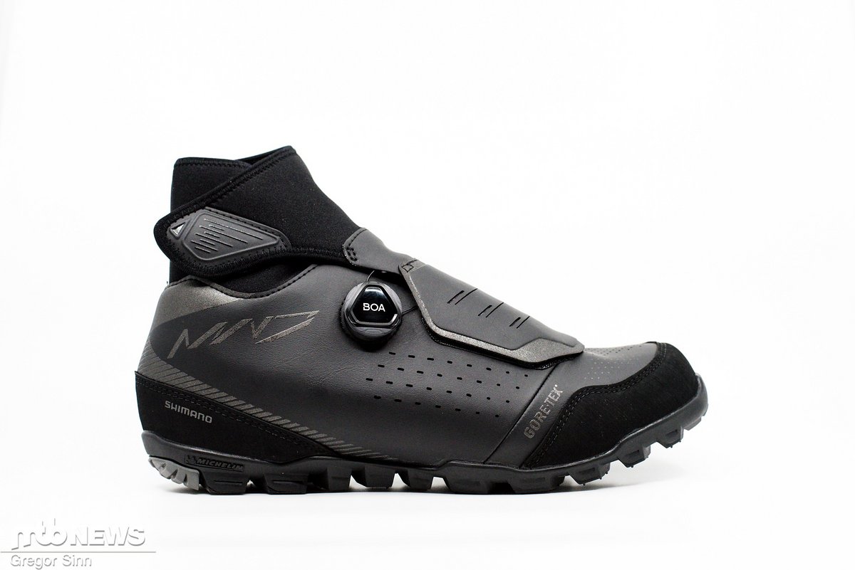 Die Shimano SH-MW701-Winterschuhe sind der ideale Begleiter für nass-kalte Herbst- und Winter-Tage Die Shimano SH-MW701-Winterschuhe sind der ideale Begleiter für nass-kalte Herbst- und Winter-Tage