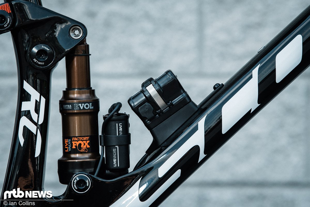 Das Fox Live Valve-Fahrwerk denkt bis zu 1000-mal in der Sekunde mit und soll so die Effizienz von gefederten Mountainbikes deutlich steigern. Das Fox Live Valve-Fahrwerk denkt bis zu 1000-mal in der Sekunde mit und soll so die Effizienz von gefederten Mountainbikes deutlich steigern.