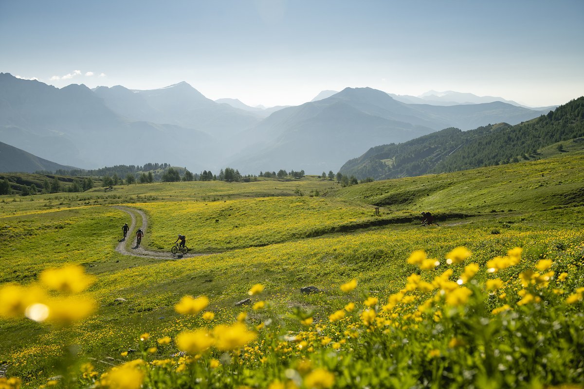 Buon Giorno! Der zweite Tag der Trans-Provence startete ausnahmsweise nicht mit einem ewig langen Anstieg, sondern mit einer Shuttle-Fahrt auf einen Pass Buon Giorno! Der zweite Tag der Trans-Provence startete ausnahmsweise nicht mit einem ewig langen Anstieg, sondern mit einer Shuttle-Fahrt auf einen Pass