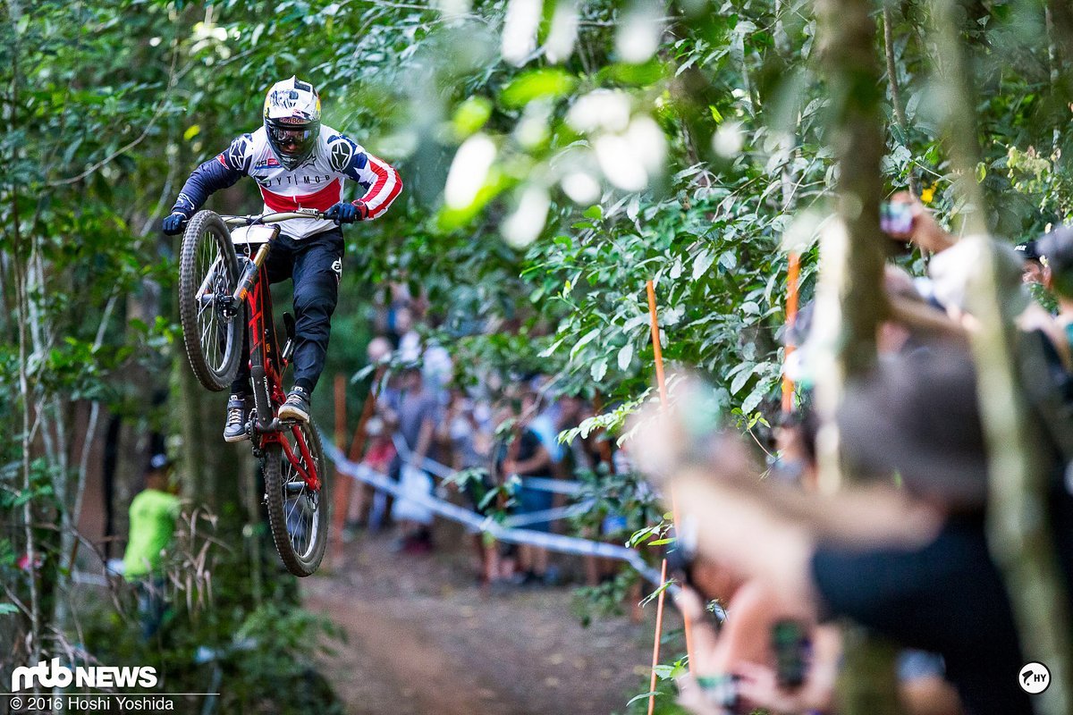 Aaron Gwin war letztes Jahr in Australien flott unterwegs, landete aber bei einem Sprung kurz vor dem Zielsprint im Gegenhang und verlor viel Schwung Aaron Gwin war letztes Jahr in Australien flott unterwegs, landete aber bei einem Sprung kurz vor dem Zielsprint im Gegenhang und verlor viel Schwung