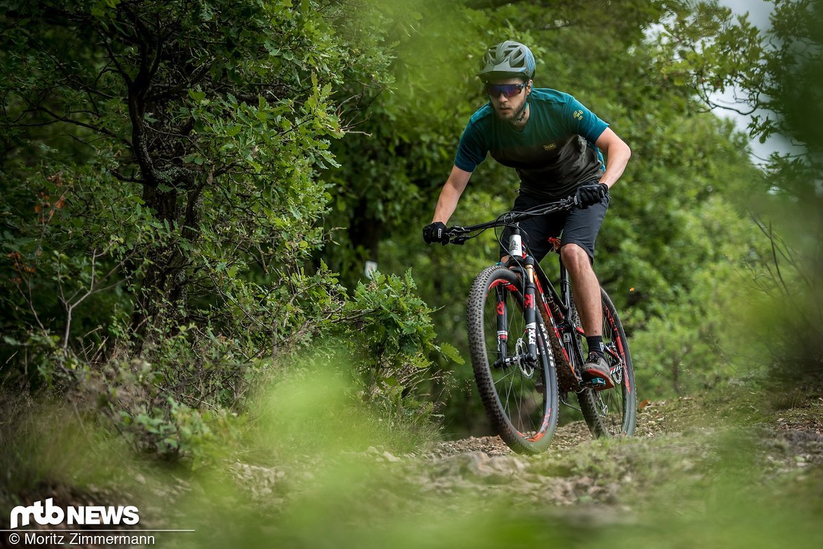 Auf kleinen bis mittleren Schlägen arbeitet der Hinterbau des Intense Sniper XC sehr feinfühlig, ohne dass sich das kalifornische Edelbike leblos anfühlt Auf kleinen bis mittleren Schlägen arbeitet der Hinterbau des Intense Sniper XC sehr feinfühlig, ohne dass sich das kalifornische Edelbike leblos anfühlt