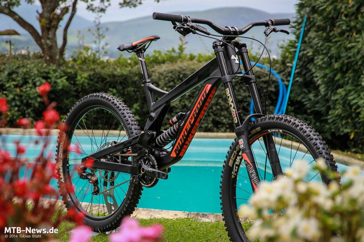 Nukeproof Pulse Pro 2015 in matt schwarz / orange macht bei der Vorstellung optisch einen richtig guten Eindruck. Nukeproof Pulse Pro 2015 in matt schwarz / orange macht bei der Vorstellung optisch einen richtig guten Eindruck.