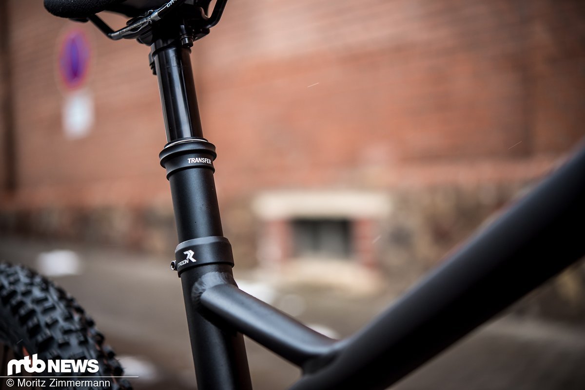 Dank der Fox Transfer Performance-Variostütze mit 150 mm Verstellweg, ist der Sattel beim Downhill schnell aus dem Weg. Dank der Fox Transfer Performance-Variostütze mit 150 mm Verstellweg, ist der Sattel beim Downhill schnell aus dem Weg.