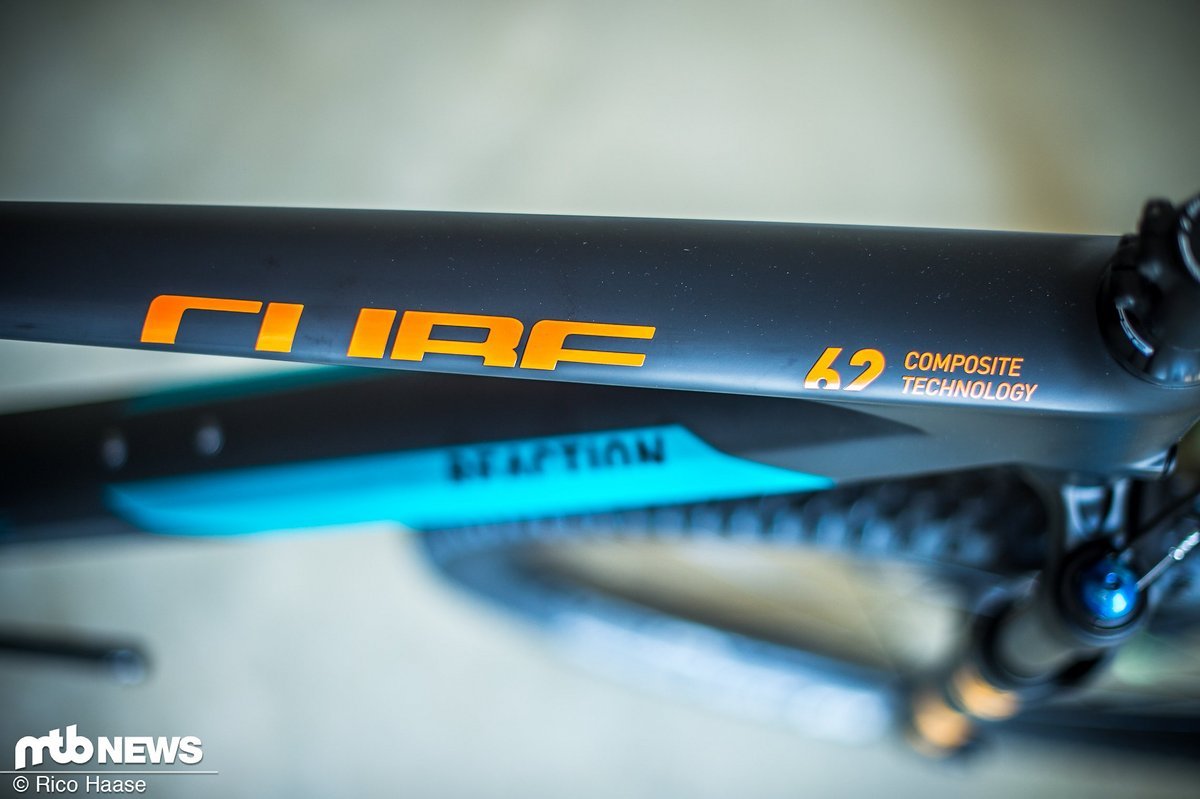 Neben dem C:62-Carbon bietet Cube auch noch das hochwertigere C:68-Carbon an, das beim Race-Hardtail Elite zum Einsatz kommt. Neben dem C:62-Carbon bietet Cube auch noch das hochwertigere C:68-Carbon an, das beim Race-Hardtail Elite zum Einsatz kommt.
